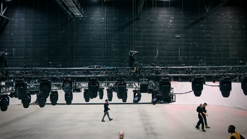 Installation de l'éclairage et des structures techniques pour un événement corporatif.