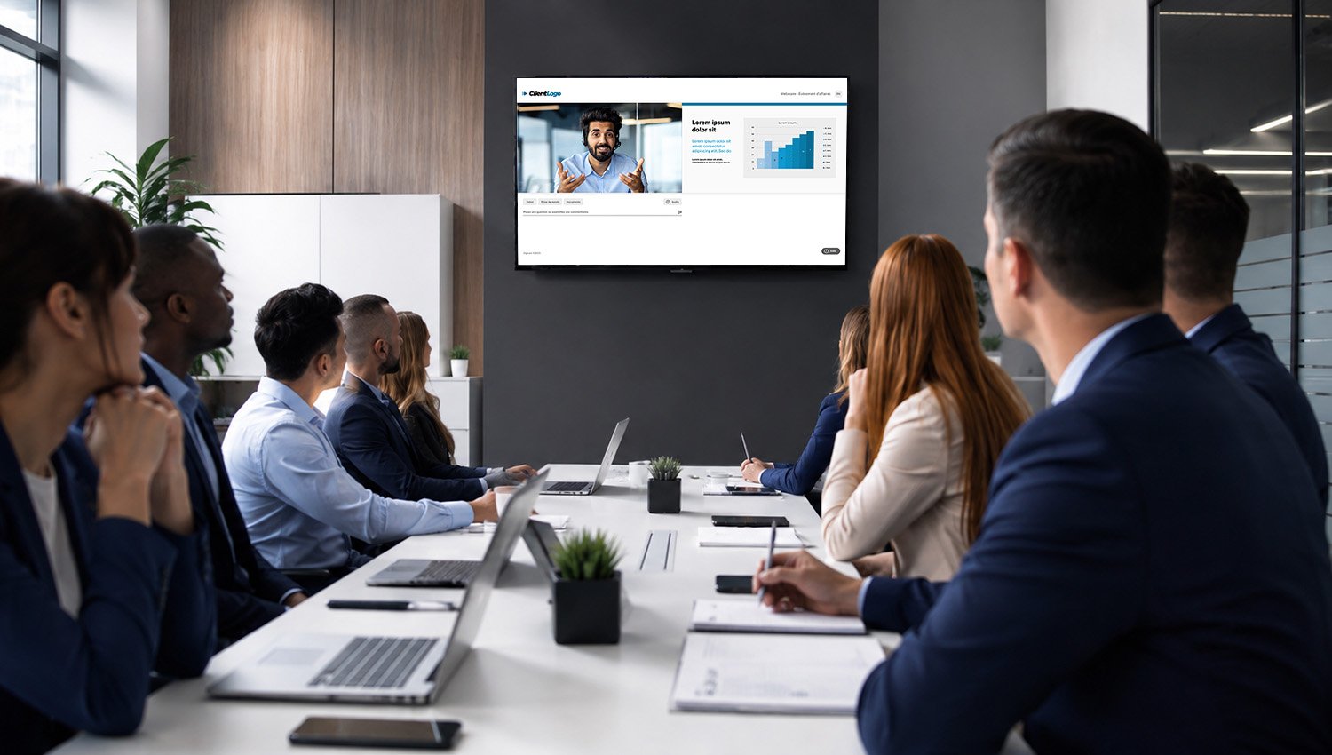 Équipe participant à une réunion d'affaires avec une présentation hybride.