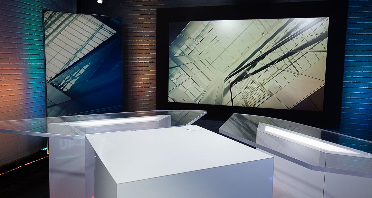 Studio Saint-Jacques aménagé avec pupitre central pour une émission ou une présentation professionnelle.