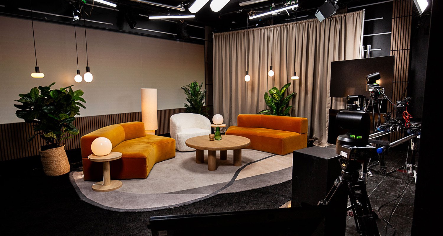 Studio Notre-Dame aménagé en configuration salon pour une webdiffusion ou un balado vidéo.
