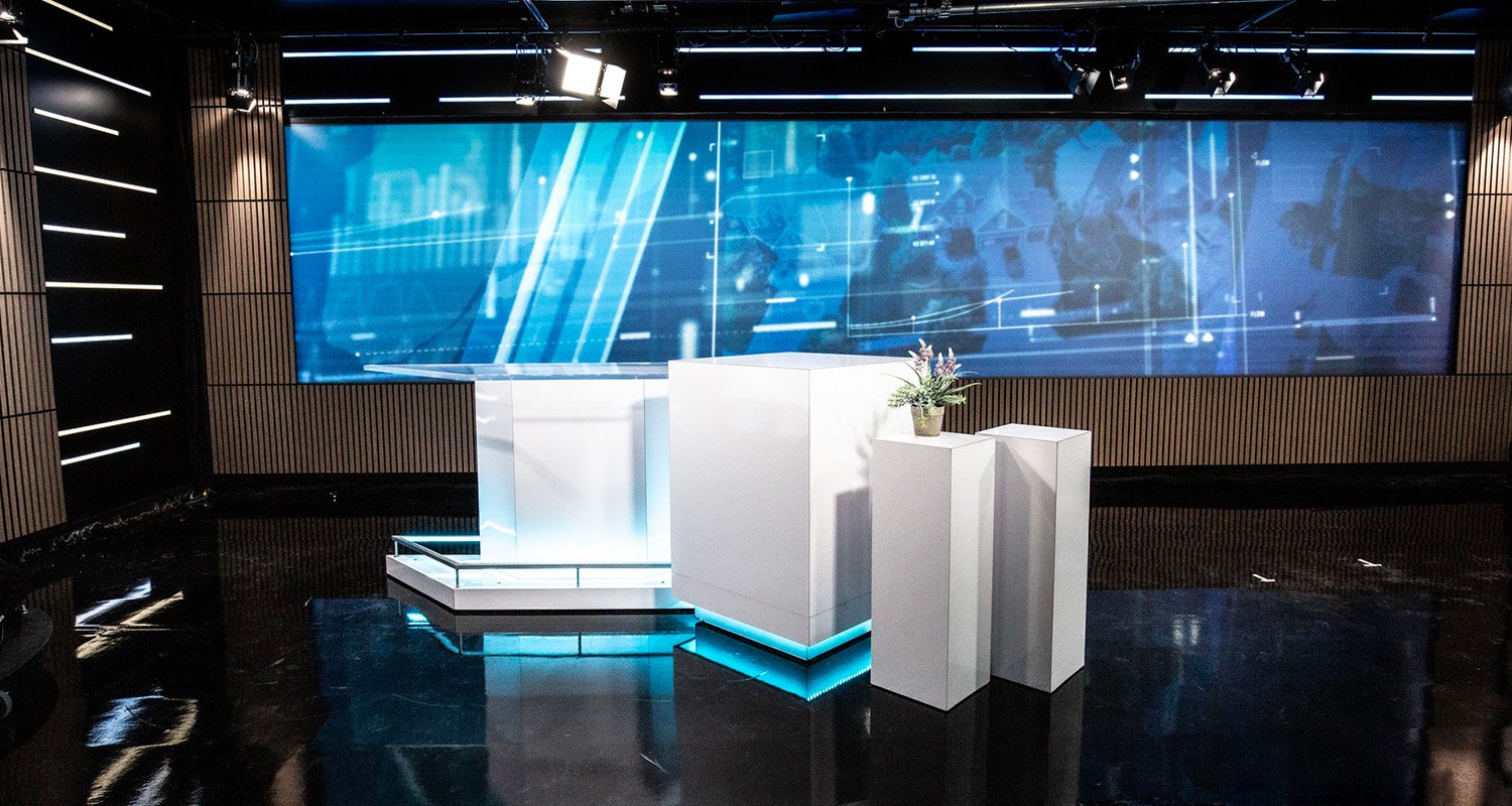 Studio Notre-Dame aménagé avec pupitre central et mur LED panoramique.