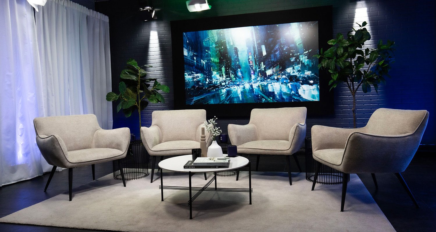 Studio Saint-Jacques aménagé en configuration salon pour une émission ou une entrevue.