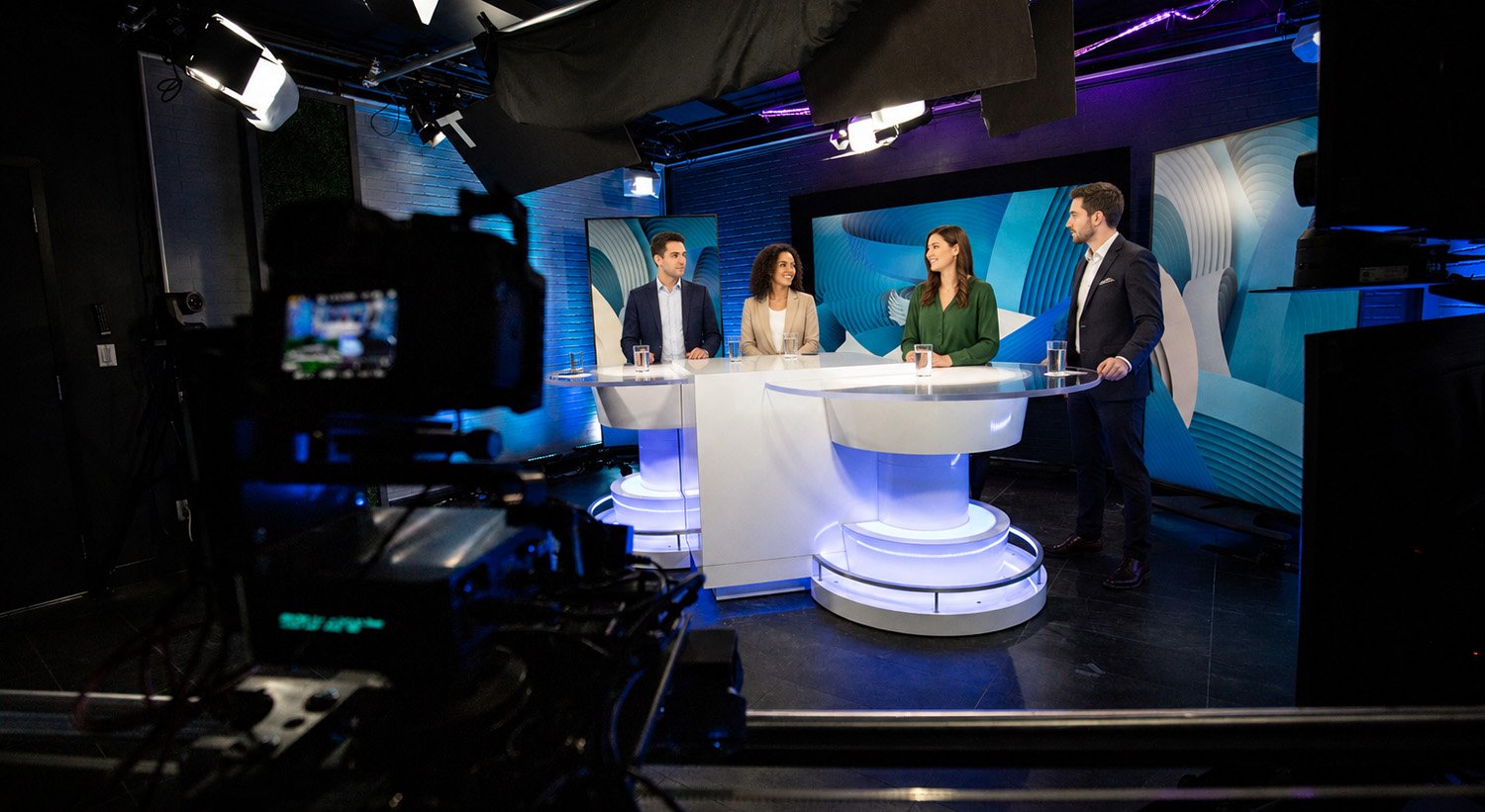 Émission en cours de production dans un studio de webdiffusion.