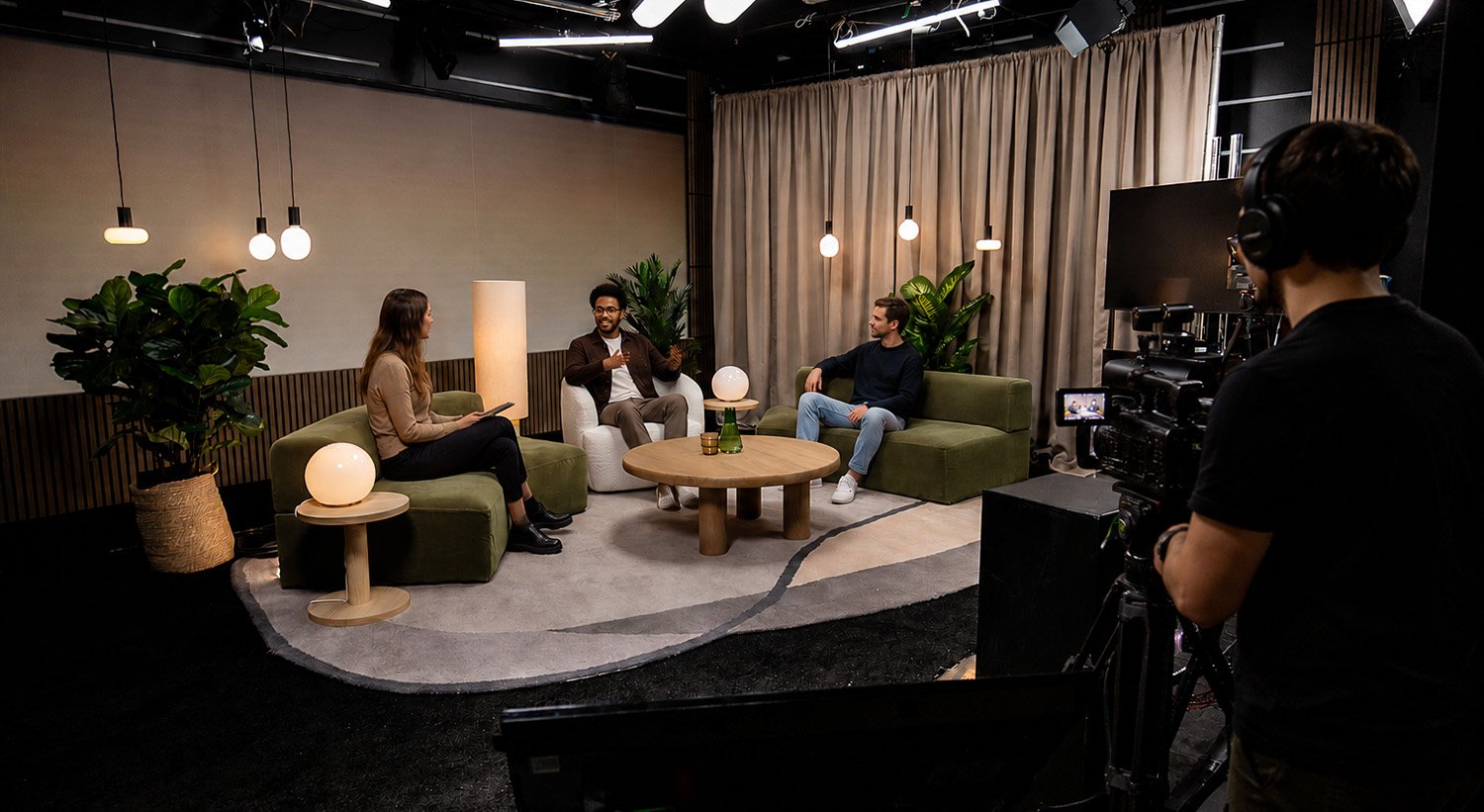 Enregistrement d'une discussion en studio pour un événement professionnel.