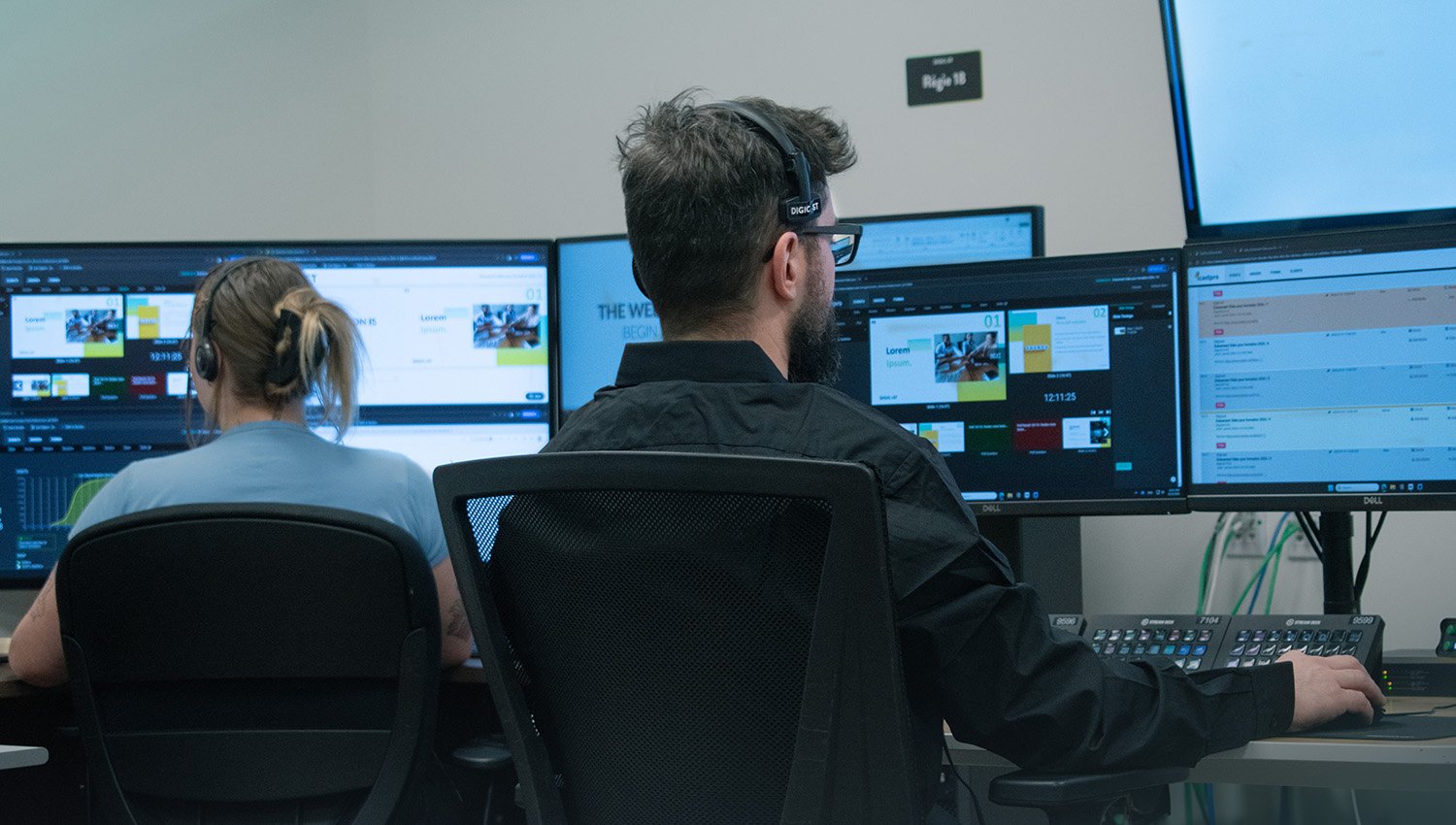 Techniciens supervisant une diffusion en direct depuis la régie.