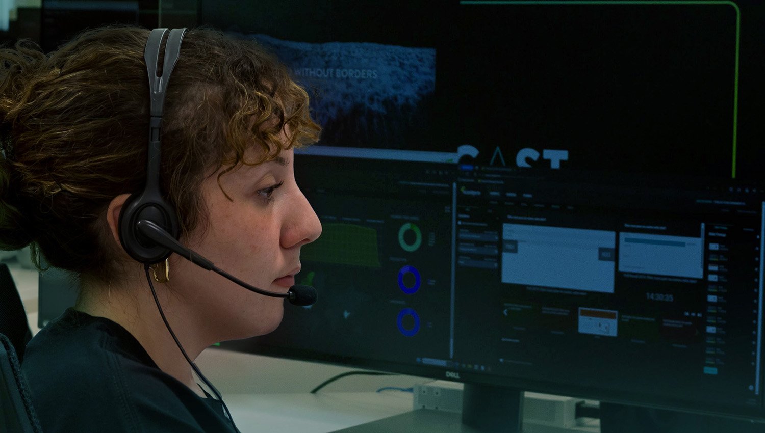 Technicienne supervisant une diffusion en direct depuis la régie.