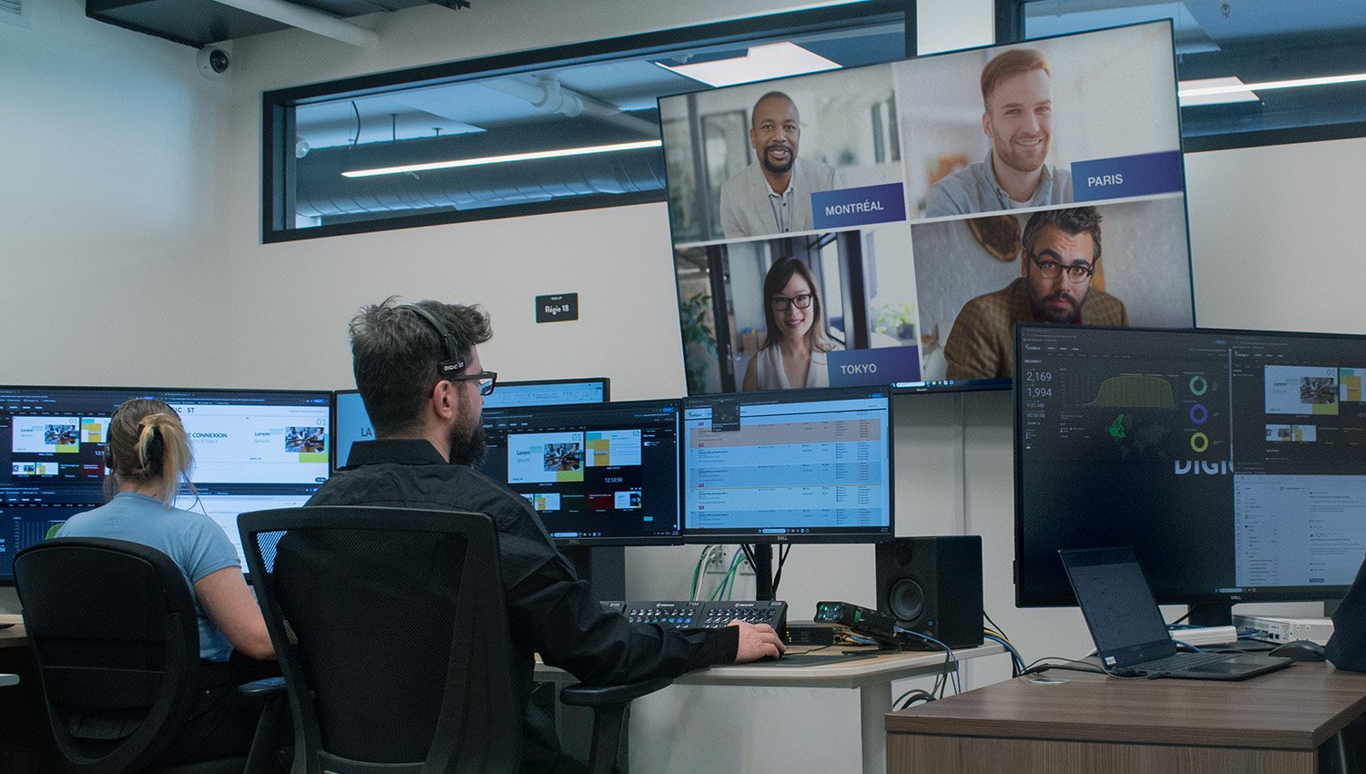 Équipe technique supervisant une diffusion en direct depuis une régie.