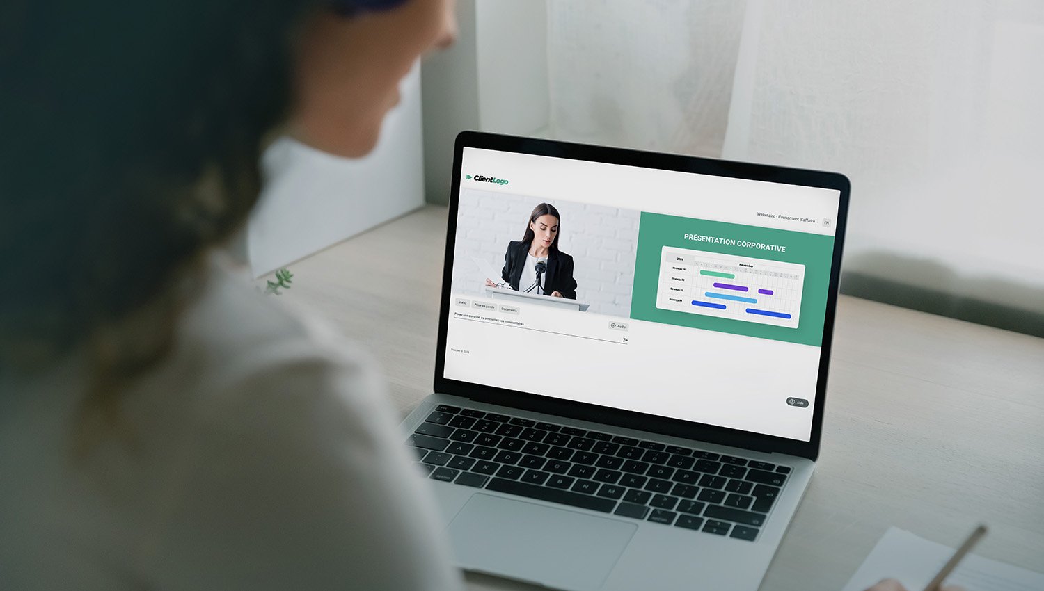 Employée participant à une réunion virtuelle sur un ordinateur portable.