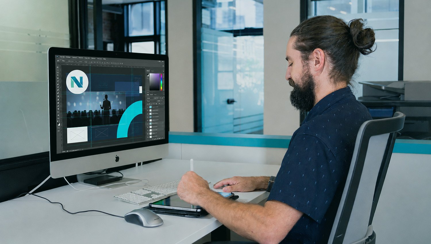 Spécialiste optimisant le contenu graphique d'un événement corporatif.