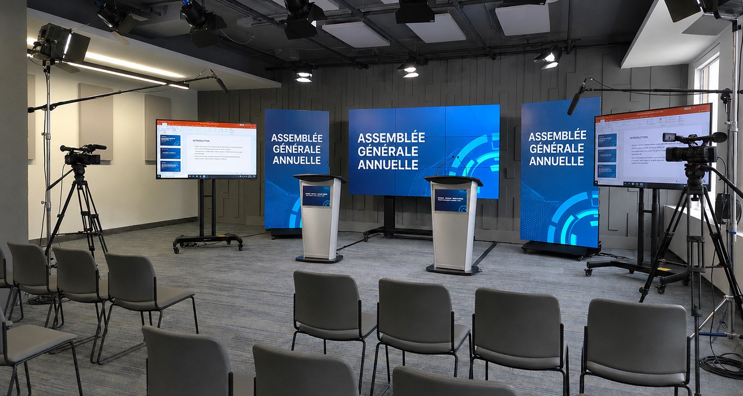 Studio Yonge aménagé pour une conférence hybride avec diffusion professionnelle.