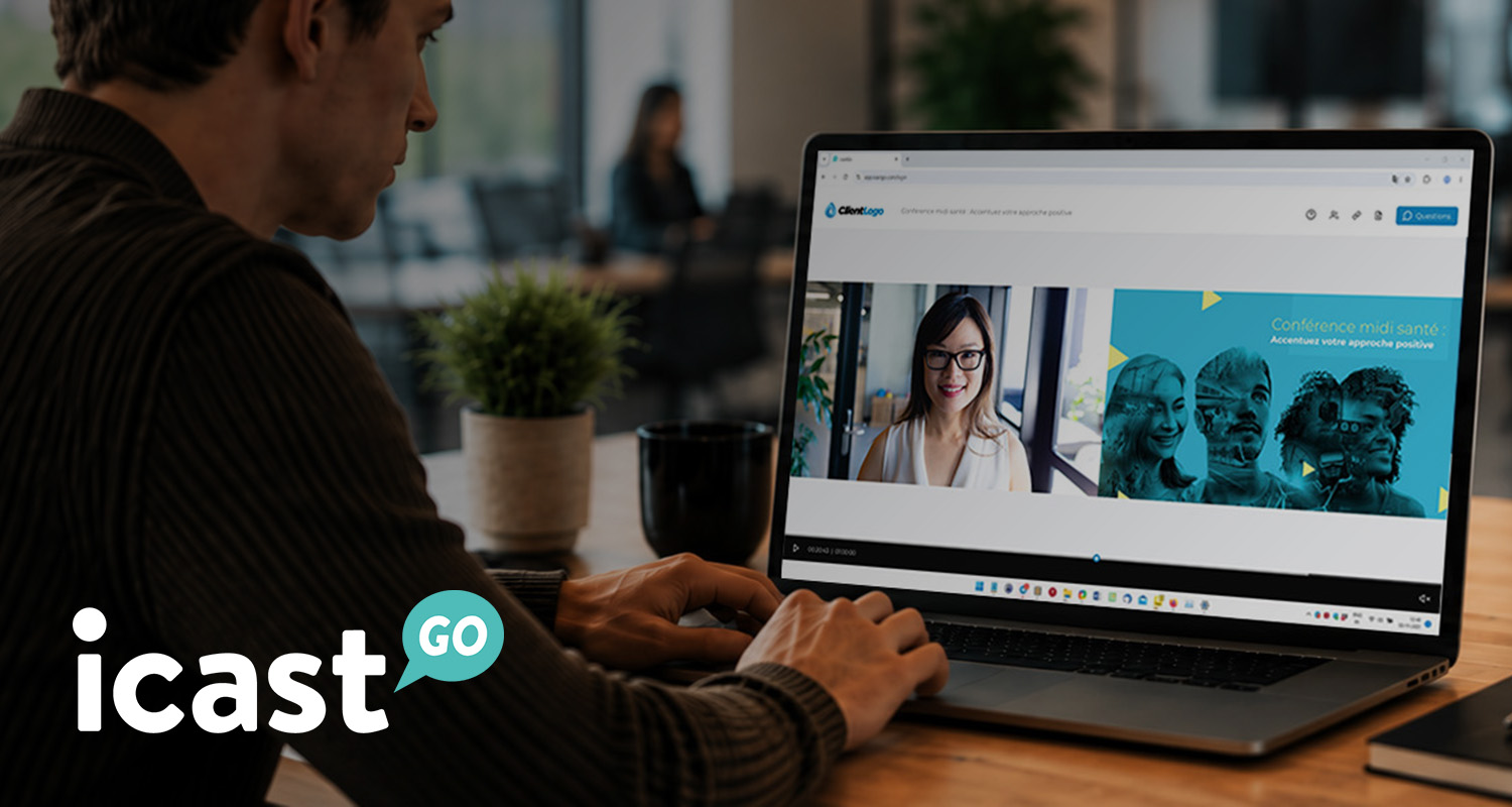 Professionnel regardant une webdiffusion sur la plateforme libre-service icastGo.